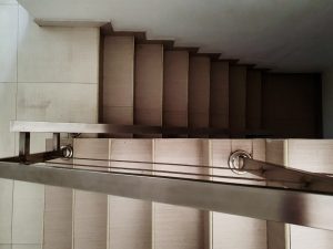 Merdiven & Dar Koridorlarda Büyük Eşyaları Sorunsuz İndirme Rehberi